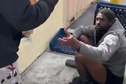 ببینید | کار غیراخلاقی یوتیوبر آمریکایی با یک بی‌خانمان!