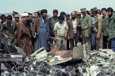 بازدید آیت‌الله خامنه‌ای از بقایای سربازان آمریکا در طبس