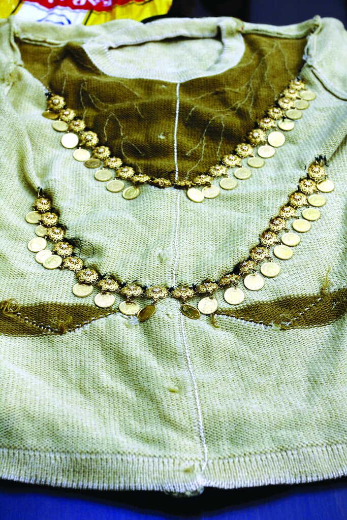 نصب ۴۰ نیم سکه طلای قدیمی بر روی گران‌ترین لباس ایران | ‌توقیف یک لباس عجیب در فرودگاه امام(ره)