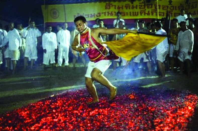 غسل عجیب روی آتش خرافات