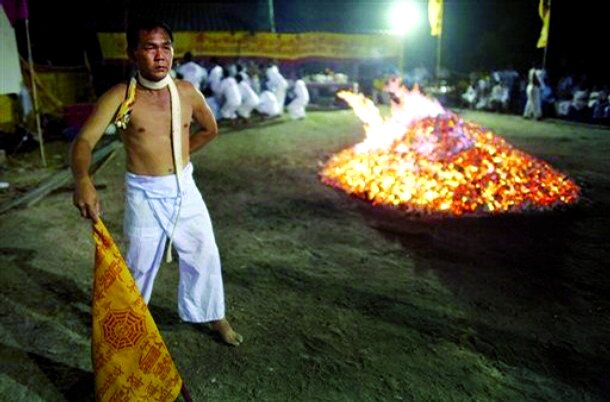 غسل عجیب روی آتش خرافات