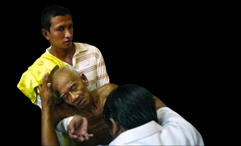 غسل عجیب روی آتش خرافات