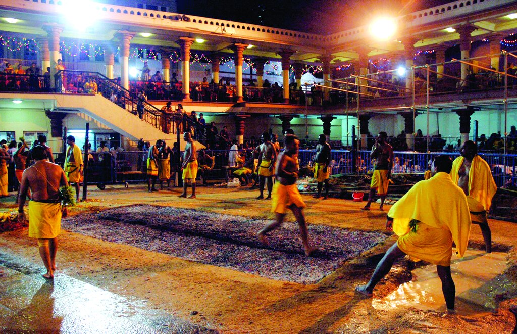 غسل عجیب روی آتش خرافات