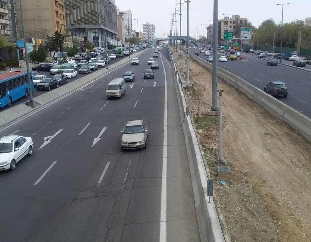 عکس | سقوط تابلوی بزرگراه و تبلیغاتی روی ٢ خودرو در مشهد