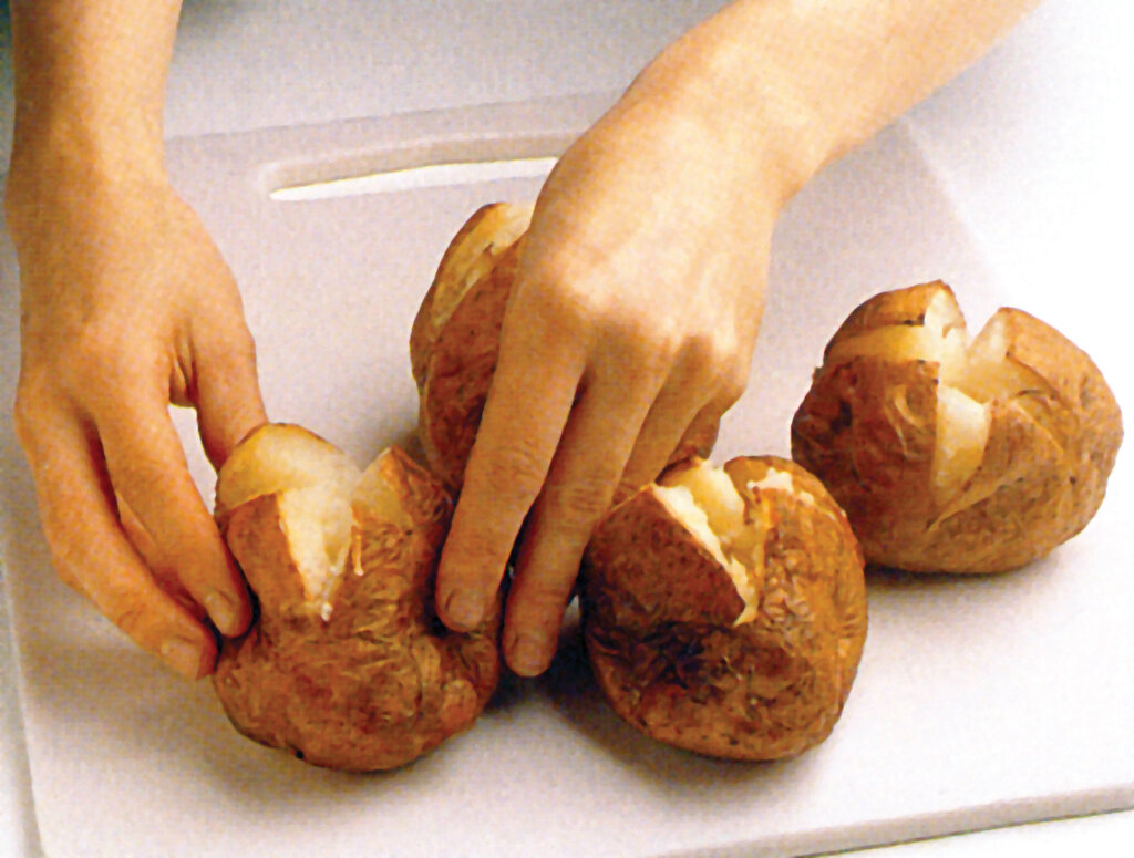با چند عدد سیب‌زمینی درشت یک غذای خلاقانه درست کنید 