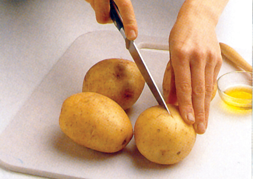 با چند عدد سیب‌زمینی درشت یک غذای خلاقانه درست کنید 
