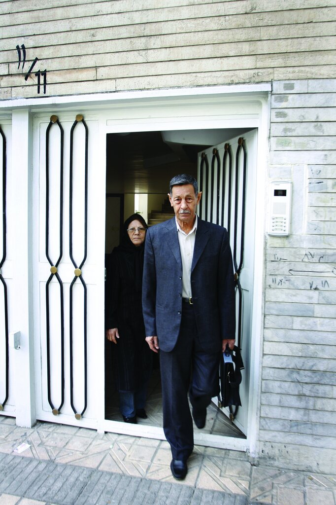 تصاویر | مرد ۸۲ سالهای که در کنکور قبول شد | روزی ۳ تا ۸ ساعت مطالعه میکردم | میخواستم کامپیوتر بخوانم اما مترجمی زبان را انتخاب کردم