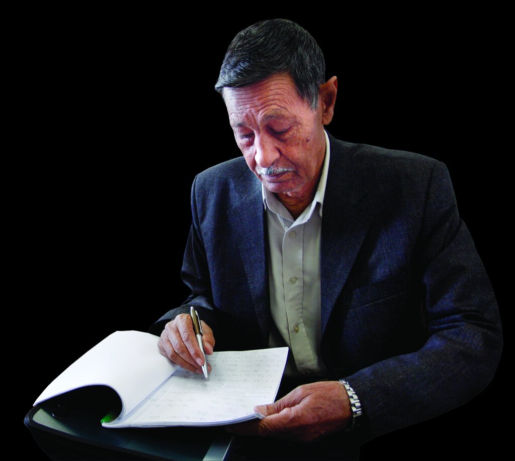 تصاویر | مرد ۸۲ سالهای که در کنکور قبول شد | روزی ۳ تا ۸ ساعت مطالعه میکردم | میخواستم کامپیوتر بخوانم اما مترجمی زبان را انتخاب کردم