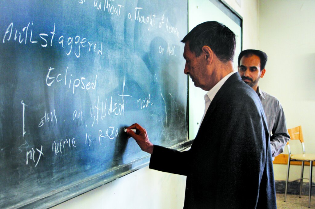 تصاویر | مرد ۸۲ سالهای که در کنکور قبول شد | روزی ۳ تا ۸ ساعت مطالعه میکردم | میخواستم کامپیوتر بخوانم اما مترجمی زبان را انتخاب کردم