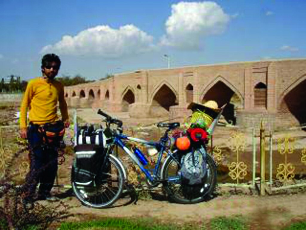 ۶۰ روز دور ایران با دوچرخه