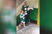 تصاویر واکنش یک دختر وقتی برای اولین بار وارد استادیوم فوتبال شد