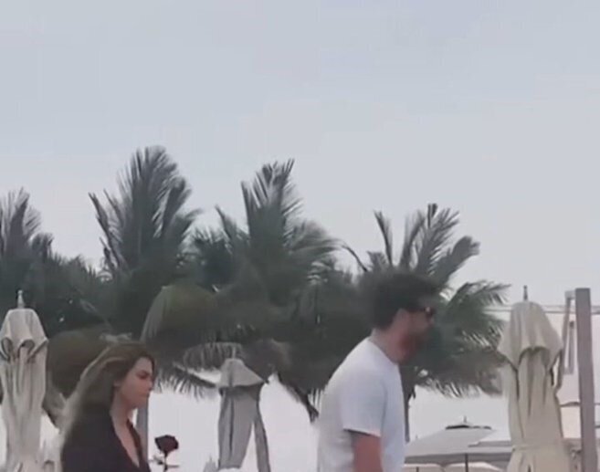 عکس | روزهای رومانتیک چهره خبرساز فوتبال و نامزد جدیدش در سواحل خلیج فارس!