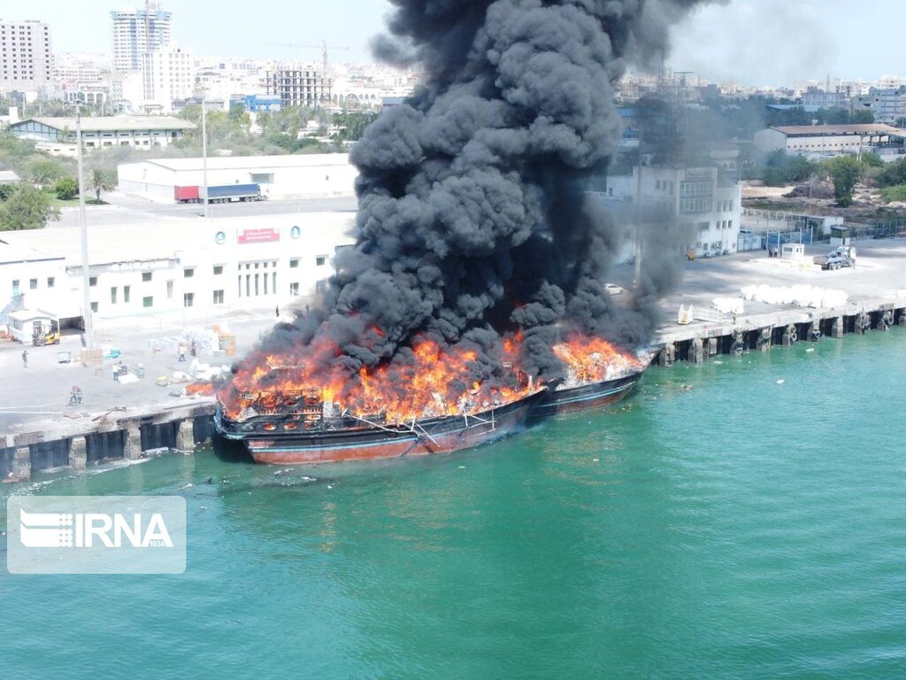 ۲ فروند لنج در بندر بهمن قشم در آتش سوخت + فیلم