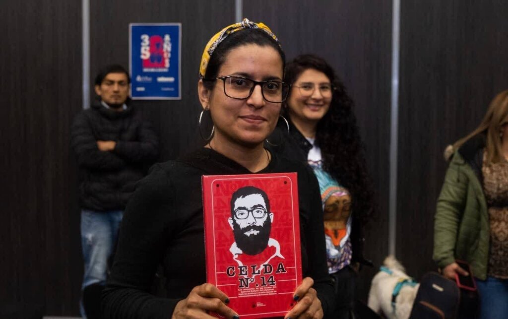 عکس | کتاب خاطرات رهبر انقلاب در دست دختر بی حجاب