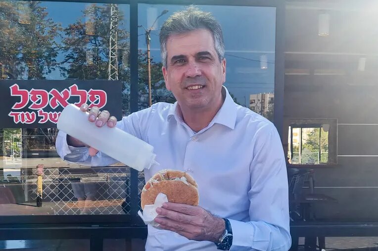 عکس | فلافل خوری جنجالی وزیر خارجه رژیم صهیونیستی