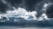 آیا قدم زدن زیر باران خطرناک است؟ | ابرهای آسمان حاوی باکتری‌های مقاوم به دارو