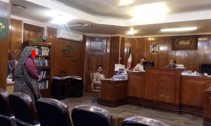 عکس | دختر قدارهکش با چاقوهای عجیب دور کمرش به کلانتری رفت | وقت حرف زدن ندارم، من آدم کشتهام! | کشاندن مردان هوسران به خلوتگاه