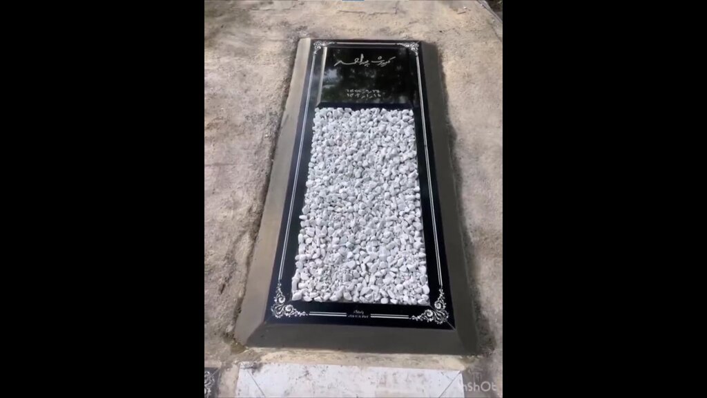 عکس | سنگ مزار عجیب کیومرث پوراحمد