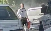 تصاویر | این پلیس اصفهان اینگونه از یک فاجعه جلوگیری کرد | خاموش کردن شعله‌های آتش در ترافیک ؛ تمجید کاربران فضای مجازی