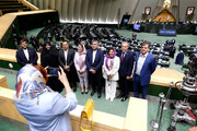 تصاویر | زنان کم حجاب و مردان کراواتی در صحن علنی مجلس ؛ این افراد چه کسانی بودند؟