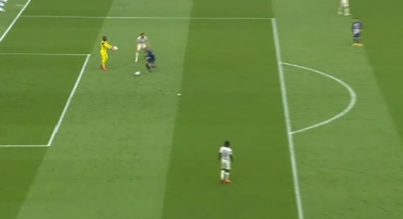 تصاویر | جنجالیترین گل سال فوتبال جهانی شد! | امباپه داور و بازیکنان دو تیم را شوکه کرد