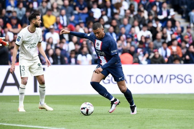 تصاویر | جنجالیترین گل سال فوتبال جهانی شد! | امباپه داور و بازیکنان دو تیم را شوکه کرد