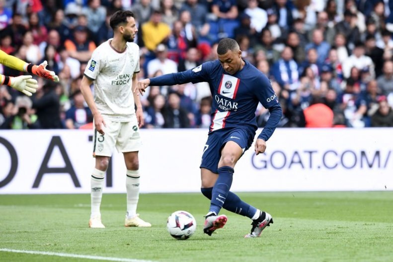 تصاویر | جنجالیترین گل سال فوتبال جهانی شد! | امباپه داور و بازیکنان دو تیم را شوکه کرد