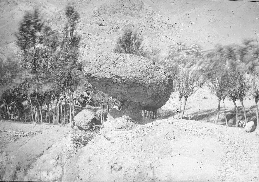 عکس یک سنگ عجیب شمال تهران در مجله خارجی | چرا نامش را پیرزن گذاشتند؟//