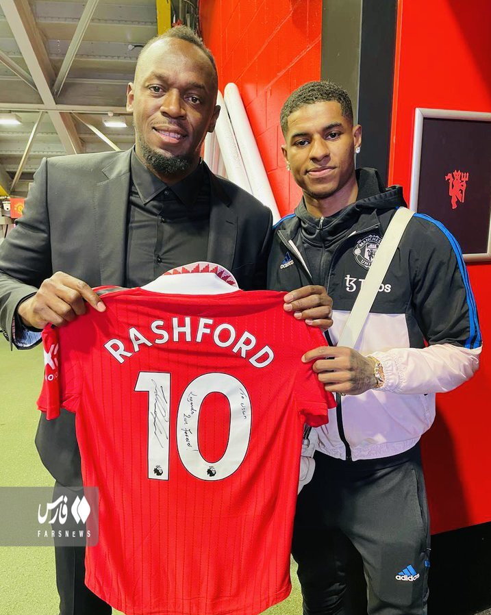 عکس | قهرمان برجسته جهان با پیراهن تیم محبوب در رختکن سرخها!