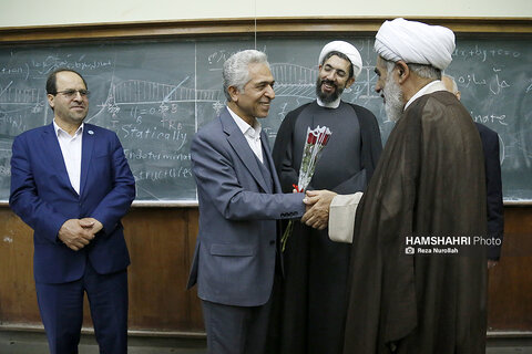 تجلیل از مقام استاد در دانشگاه تهران