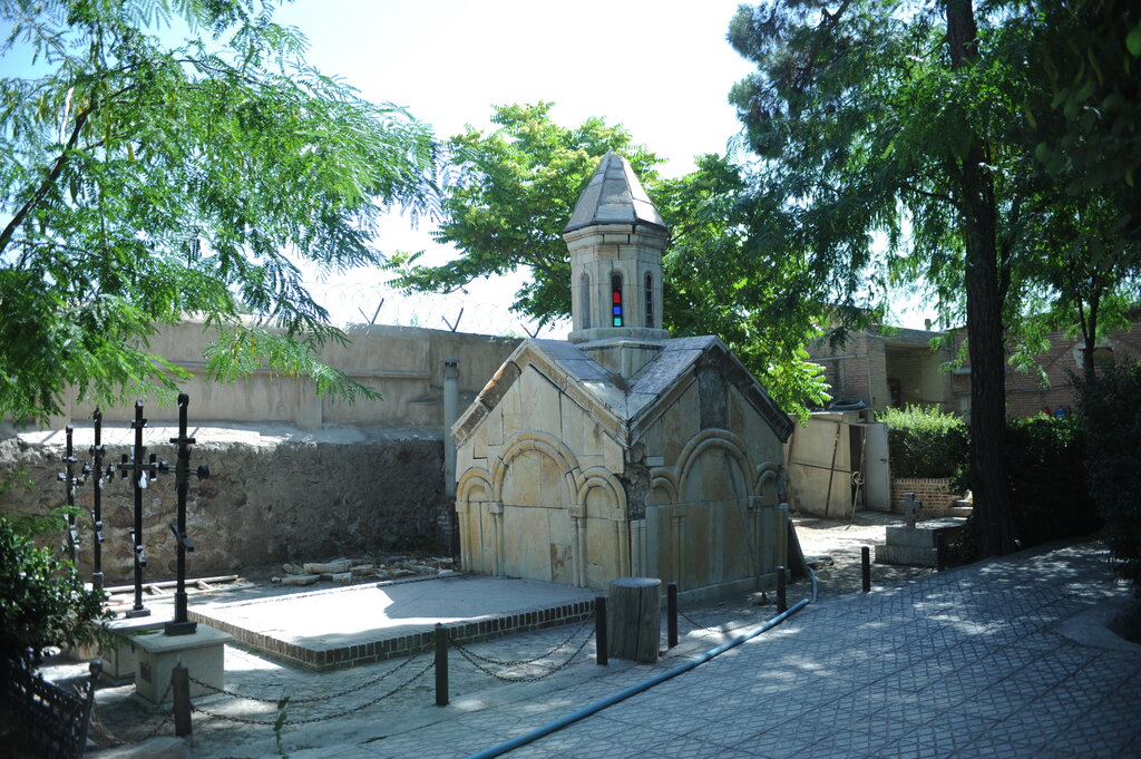 تولد محلهای در دل باغهای رز و نسترن | نوه چرچیل در گورستان این محله دفن است