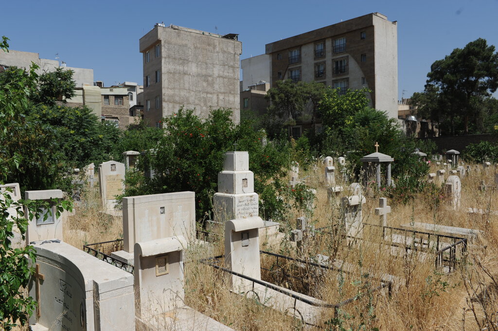 تولد محلهای در دل باغهای رز و نسترن | نوه چرچیل در گورستان این محله دفن است