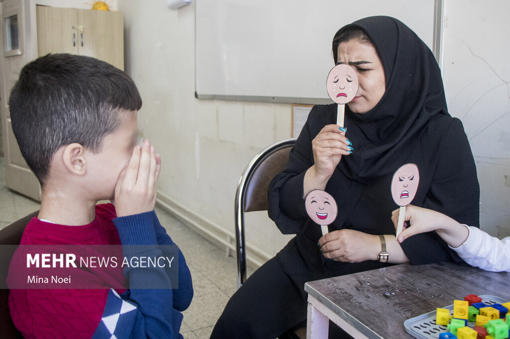 نشانههای ابتدایی اوتیسم در کودکان که پدر و مادرها باید بشناسند