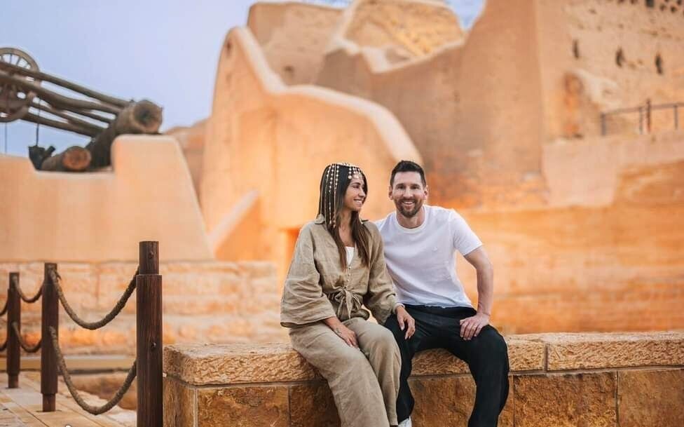 عکس |  لباس عربی بر تن شریک زندگی مسی | تصویری متفاوت از حضور زوج مشهور در عربستان