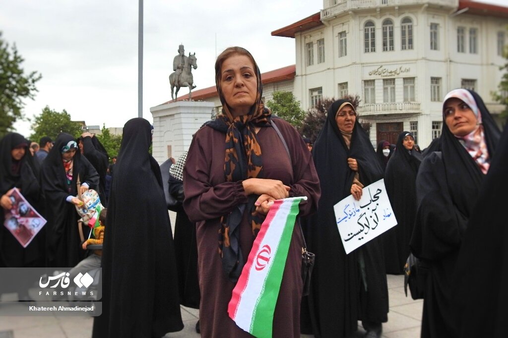 تصاویر تجمع در رشت برای برخورد با بی‌حجابی | پلاکاردها و شعارهای معترضان ؛ سکوت در برابر گناه نشانه رضایت است ...