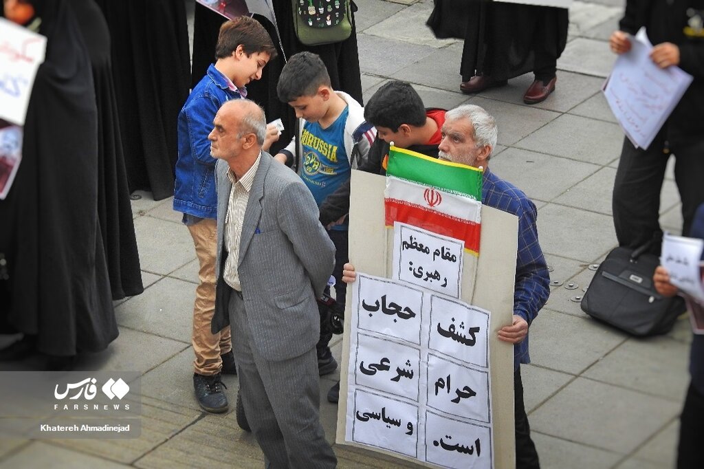 تصاویر تجمع در رشت برای برخورد با بیحجابی | پلاکاردها و شعارهای معترضان ؛ سکوت در برابر گناه نشانه رضایت است ...