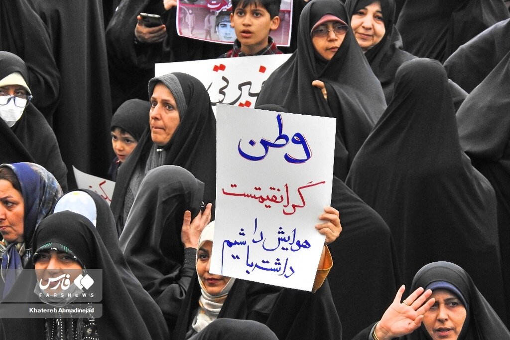 تصاویر تجمع در رشت برای برخورد با بیحجابی | پلاکاردها و شعارهای معترضان ؛ سکوت در برابر گناه نشانه رضایت است ...