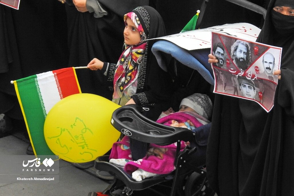 تصاویر تجمع در رشت برای برخورد با بی‌حجابی | پلاکاردها و شعارهای معترضان ؛ سکوت در برابر گناه نشانه رضایت است ...