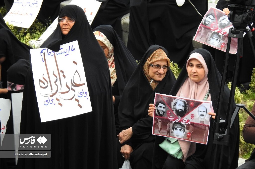 تصاویر تجمع در رشت برای برخورد با بی‌حجابی | پلاکاردها و شعارهای معترضان ؛ سکوت در برابر گناه نشانه رضایت است ...