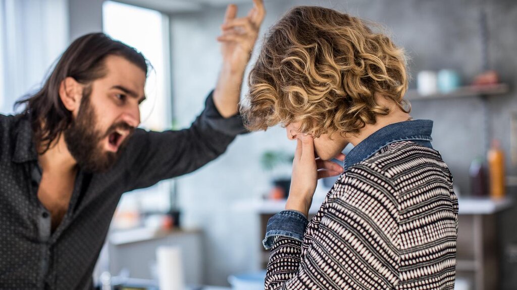 تیغ‌های تیز رابطه؛ چرا شنیدن انتقاد ناخوشایند است | چه جایگزینی برای انتقاد و بیان احساس و عقاید به همسرتان وجود دارد؟