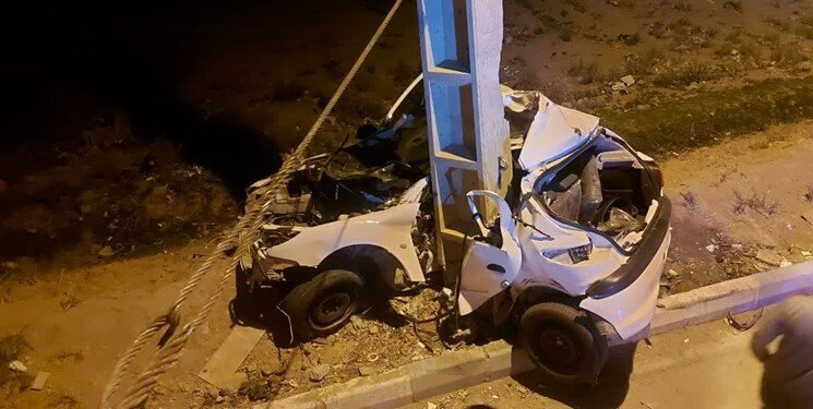 عکس| برخورد شدید ۲۰۶ با تیر چراغ برق | مرگ راننده جوان با نصف شدن خودرو