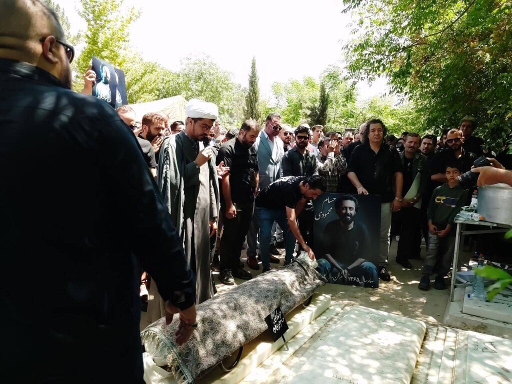 تصاویر تشییع پیکر بازیگر جوان سینمای ایران | پیکر حسام محمودی به خاک سپرده شد