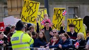 ببینید | حضور میلیونی مخالفان سلطنت در لندن | پلاکارد و شعار «پادشاه من نیست» در خیابان‌ها
