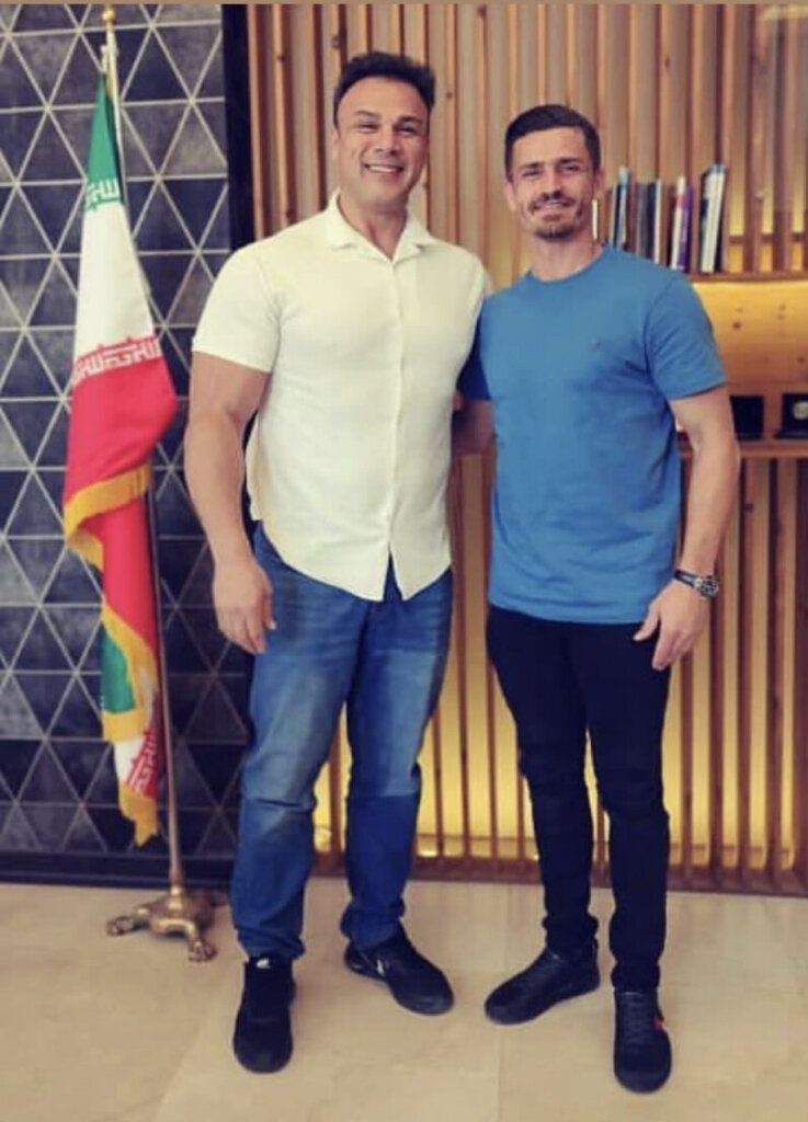 عکس | ستاره استقلالی شانه به شانه مرد آهنین!