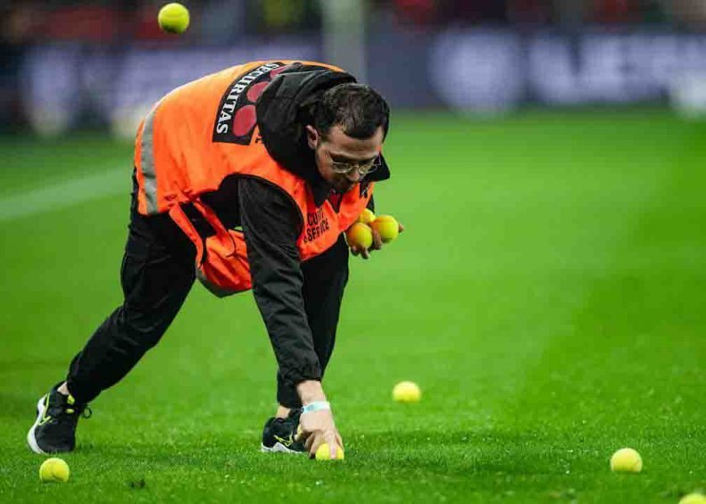 عکس | سردار آزمون و همبازیهایش مورد هدف قرار گرفتند | اقدام غیرمنتظره هواداران رقیب در بین دو نیمه