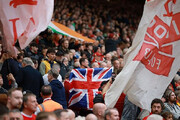 ببینید | اعتراض به تاجگذاری چارلز سوم در زمین فوتبال | تماشاگران سرود ملی انگلیس را هو کردند!