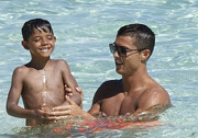ببینید | شنا یاد دادن رونالدو به پسرش در منزل شخصی