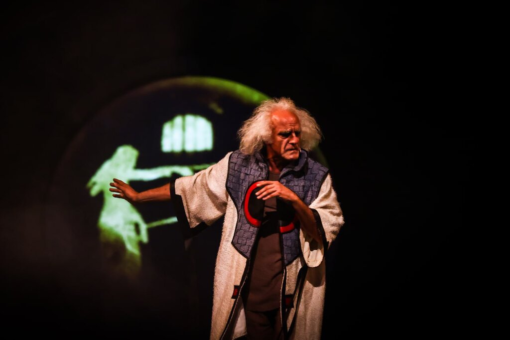 تصاویر | گریم متفاوت بازیگران مطرح در این نمایش عجیب ؛ امین زندگانی و ...