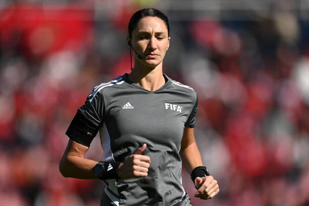 ۱۰ داور برتر زن در فوتبال | از استاد دانشگاهی که مسیر زندگیاش را عوض کرد تا زنی که تاریخساز شد