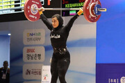 ببینید | این زن دومین مدال آور وزنه برداری ایران شد | پوشش این ورزشکار را ببینید
